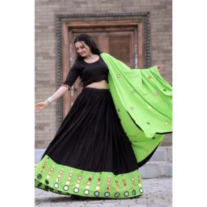 Lehenga Choli avec Dupatta en véritable broderie miroir Reyon - Product Image 2