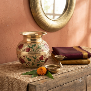Jarrón decorativo Kalash de latón hecho a mano con grabado floral, decoración tradicional india para el hogar, maceta de metal para Pooja y regalo. - Product Image 3