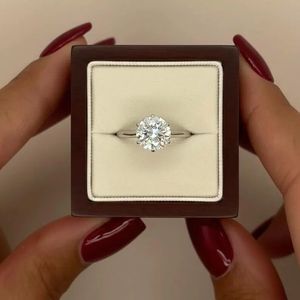 Anillo de Compromiso Solitario Clásico de Oro de 18K y Plata de Ley 925 con Diamante Cultivado en Laboratorio de Corte Redondo de 6 Puntas - Product Image 4