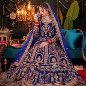Lehenga Choli de Terciopelo de Lujo 9000 con Bordado Pesado, Lentejuelas, Dori de Lujo, Diamantes y Pedrería, Lehenga de Novia de Diseñador - Product Image 5