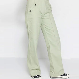 Conjunto de dos piezas premium personalizado para mujer: Chaqueta utilitaria y pantalones multibolsillos, moda urbana, fabricante mayorista OEM - Product Image 4