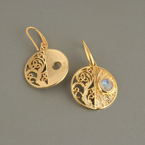 ต่างหูแบบห้อยสไตล์ดีไซเนอร์ ประดับด้วยมูนสโตนทรงกลมแบบคาโบชอง ดีไซน์ลายฉลุ ตัวเกี่ยวแบบตะขอ ชุบทอง 18k ขายส่งเครื่องประดับ - Product Image 5