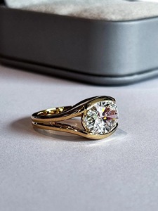 Anillo de diamante ovalado de moda con engaste de bisel en oro amarillo, con diamante cultivado en laboratorio, certificado por IGI y con claridad VVS para mujer. - Product Image 4