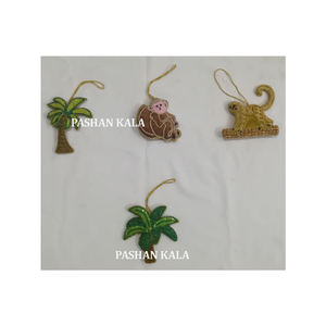 Fabricante Indio de Adornos y Dijes de Lujo Hechos a Mano con Bordado Zari, Trabajo con Cuentas y Tela Dorada para Decoración de Festivales - Product Image 3