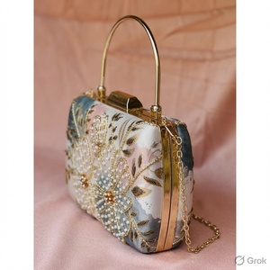 AZIZA FASHION DREAM – Pochette en Soie Brodée Florale et Perlée avec Chaîne et Fermeture Éclair – Légère, Décorée de Perles, Idéale pour les Soirées - Product Image 2