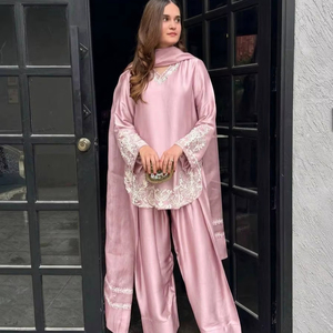 Ramdev Trading – Nouveau costume Lehenga Choli réversible de style Faisalabad pour femme, en pure soie crêpe naturelle avec garniture en fausse fourrure, idéal pour mariage et fête - Product Image 1