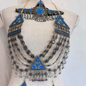 Conjunto de collar tradicional de la tribu Kuchi con piedras azules turquesa, cadenas pesadas, campanas y pendientes grandes, estilo bohemio nómada. - Product Image 1
