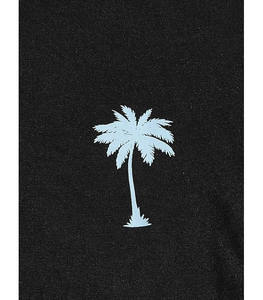 T-shirt graphique tropical noir avec imprimés de palmiers noirs et de voiliers, tee-shirt d'été au design nautique inspiré des îles - Product Image 3