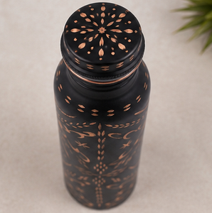 Bouteille en cuivre Tamra Midnight avec motif gravé à la main, gourde de voyage portable avec couvercle, vaisselle en métal écologique - Product Image 6