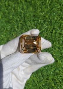 Moissanita de 112.15 CT, Corte Esmeralda, Color Amarillo Champán, Claridad SI, con Piedra Decorativa de Forma Elegante Hecha a Mano Incluida - Product Image 3