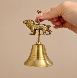 Campana tradicional de latón para puja con un pequeño adorno de toro sagrado esculpido en la parte superior, disponible a precios de mayorista. - Product Image 3