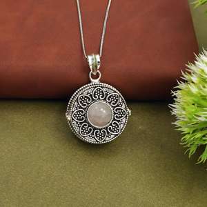 Collier pendentif médaillon style vintage argenté avec breloques en pierre de lune, labradorite et quartz rose |   Coffret cadeau de bijoux ouvert - Product Image 3