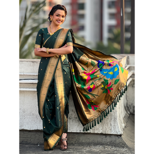 ผ้าส่าหรีไหมเนื้อนุ่มสีเขียวขวด นาวารี ปายธานี  ลายปักดิ้นทอง  พร้อมลายจุด  และผ้าคลุมไหล่ลายนกยูง สำหรับงานแต่งงาน - Product Image 1