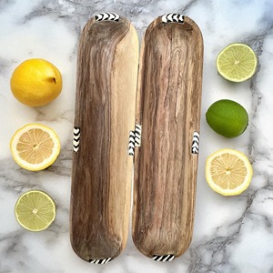 Plateau en bois long et élégant pour desserts et produits de boulangerie, idéal pour la présentation de snacks en café et l'utilisation sur table, provenant d'Inde. - Product Image 3