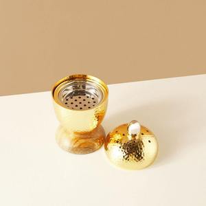 En gros, Ensemble de brûleur à bakhoor saoudien en métal doré martelé, base en bois de manguier, forme d'œuf, pour Majlis Oud Dakhoon - Product Image 1