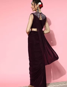 Sari pré-drapé KV Bourgogne en soie et rayonne orné de sequins avec cape et chemisier cousu pour soirée - Product Image 6