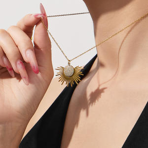 Collar con Colgante de Sol CZ para Vacaciones de Verano, Color Dorado, Joyería Minimalista al por Mayor - Product Image 3