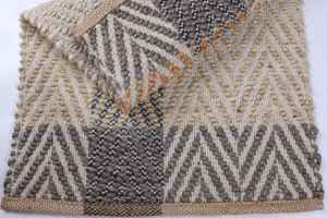 พรมใยปอกระเจาทอมือ ขนาด 3 ฟุต x 2 ฟุต เป็นมิตรกับสิ่งแวดล้อม ใช้งานได้ยาวนาน เหมาะสำหรับพื้นที่ภายในบ้าน ปลอดภัยสำหรับสัตว์เลี้ยง ทนทานต่อการใช้งานหนัก  แบบทัฟท์ขนสั้น - Product Image 4