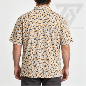 Polo pour homme Trackstar beige et marron à motif galets dorés, manches courtes, col boutonné, chemise de golf, logo personnalisé - Product Image 2