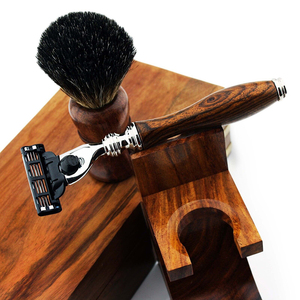 Cepillo de aseo Badger SE-1629 de pelo de tejón puro con mango de madera y distintivo cosido - Product Image 1