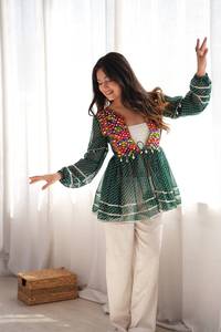 Haut de fête pour femme style Kediya, spécial Navratri, en faux georgette avec broderie au fil et impression numérique, et travail de miroirs véritables - Product Image 3