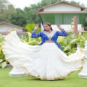 Conjunto de lehenga acampanada con estampado y patchwork, y kurti con abertura frontal, estilo Rangoli Crush con encaje Lampi, ideal para festivales. Exportador indio. - Product Image 1
