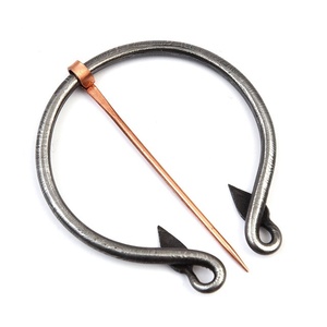 Broche médiévale artisanale à motif Damas pour cape, attache à extrémités courbées, épingle en acier au carbone, Pasha Enterprises - Product Image 4