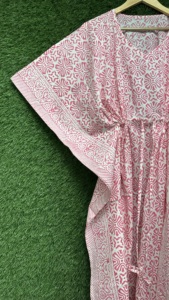 Robe longue de nuit pour femme en coton écologique à séchage rapide, style kimono, imprimé blocs rose et blanc, taille à nouer, coupe ample, été - Product Image 4
