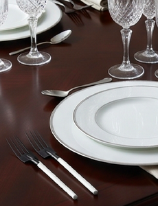 Ensemble de couverts minimalistes noirs avec poignées blanches, finition mate, couverts en métal durables pour le camping et la cuisine - Product Image 5