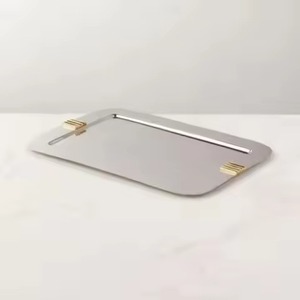 Bandeja Rectangular de Acero Inoxidable Martillado en Oro Rosa con Borde Curvo de Calidad Premium para Servir Bebidas en Bar - Product Image 6