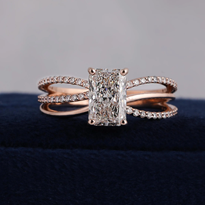 Bague de fiançailles en diamant de laboratoire taille émeraude, plaqué or rose, style romantique pour femme, certifiée IGI - Product Image 1