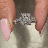 Anillo de compromiso y boda con 3 diamantes de laboratorio de corte cojín alargado de 2.15 quilates, chapado en oro de 14k, estilo eternidad Vermeil