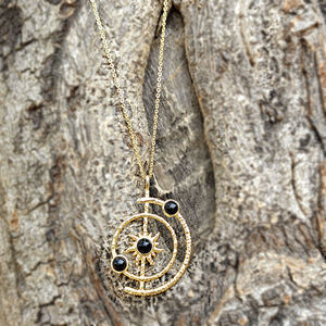 Collier pendentif système solaire en onyx noir minimaliste pour femme moderne, chaîne en laiton plaqué or 18 carats, collier statement. - Product Image 4