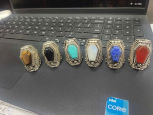 Boîte à main miniature avec compartiment secret pour bague en pierre précieuse pour homme, mini coffre-fort pour bijoux, cadeau unisexe. - Product Image 2