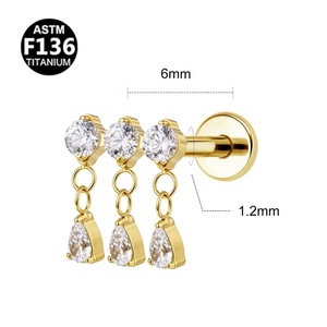 Pendientes de Cartílago Personalizados al por Mayor de Titanio G23 con Rosca Interna, 3 Circonitas Redondas y Circonita con Corte Triple en Forma de Pera - Product Image 4