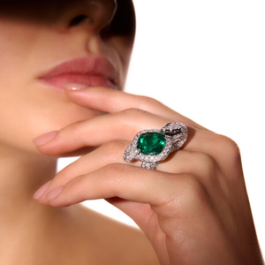 Anillo de Cóctel de Lujo para Mujer en Oro de 18K con Gema de Corte Esmeralda y Diamantes Pavé, Joyería de Compromiso - Product Image 1