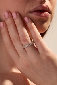 Bague éternelle ovale en diamant de laboratoire 4 carats en or massif 14 carats - Product Image 3