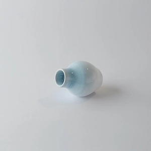 แจกันดอกไม้เซรามิกสไตล์มินิมอลเคลือบสีฟ้าไล่เฉดแบบนุ่มนวล รูปทรงศิลปะขนาดกะทัดรัด เหมาะสำหรับตกแต่งชั้นวางของและโต๊ะทำงานสไตล์โมเดิร์น - Product Image 2