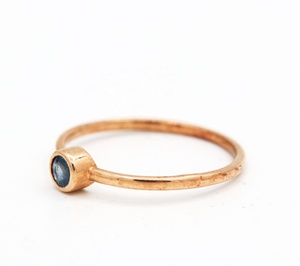 Anillo Solitario de Plata de Ley 925 con Baño de Oro Rosa y Zafiro Azul Natural Redondo en Bisel, Joyas Memoria, Venta al Por Mayor - Product Image 2