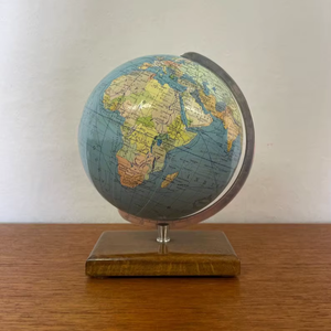 ลูกโลกโลหะตีขึ้นรูปด้วยมือ พร้อมผิวสัมผัสแบบขัดเงาและลวดลายตารางที่ประณีต เหมาะสำหรับตกแต่งบ้านอย่างมีระดับ - Product Image 1