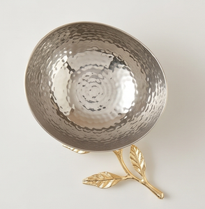 Bol de service en métal martelé avec accents en forme de feuilles, parfait pour les fruits, les collations, les noix, idéal pour la décoration de table dans les hôtels et les restaurants. - Product Image 3