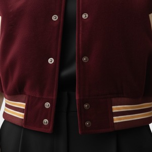 เสื้อแจ็คเก็ตวาร์ซิตี้สีแดงเลือดหมู แขนเสื้อปักลายโลโก้ตัววี ดีไซน์ปกตั้ง คอปกตั้ง ตัดต่อสีสไตล์เพรปปี้ ทรงปกติ ใส่ได้ในฤดูใบไม้ร่วง - Product Image 5