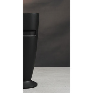 Vase à fleurs moderne noir mat avec une base en piédestal évasée, un corps conique élancé et des détails horizontaux encastrés pour la décoration - Product Image 6