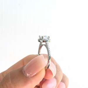 Anillo de Compromiso con Diamantes de Corte Moderno para Mujer, Plata de Ley con Baño de Rodio, Regalo de Alta Calidad para Aniversario o Boda - Product Image 3