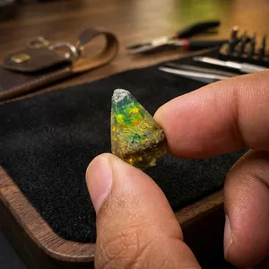Pierre de saphir polie, vert naturel avec des inclusions foncées, taille brillant ronde légère, pour la fabrication de bijoux, artistique et personnalisable - Product Image 6
