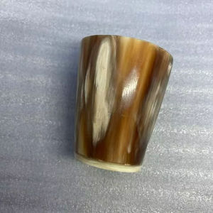 Auténtico Vaso de Cuerno Hecho a Mano con Acabado Liso y Variación de Color Natural para Fiestas y Eventos con Temática Vikinga - Product Image 3