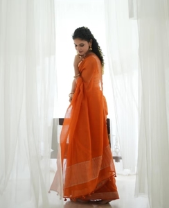 Sari Tradicional KV Deepa Naranja de Seda, Algodón y Viscosa Tejida con Blusa Sin Coser para Fiesta - Product Image 2