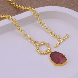 Collier pendentif en quartz fraise brut, forme libre, plaqué or, tendance, pour la vie quotidienne, avec fermoir à bascule, bijoux faits à la main en gros - Product Image 5