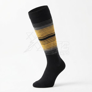 Chaussettes de sport fabriquées au Pakistan avec un ajustement élastique et un tissu respirant pour l'entraînement au football, la course à pied et la pratique. - Product Image 4