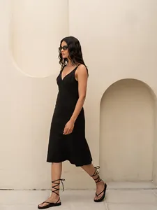 Robe midi bohème noire en coton et lin pour femme, col en V, sans manches, bretelles réglables, coupe ajustée, robe décontractée - Product Image 3